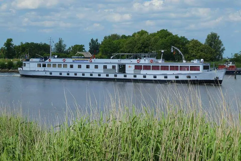 Cruise along the Sangker River