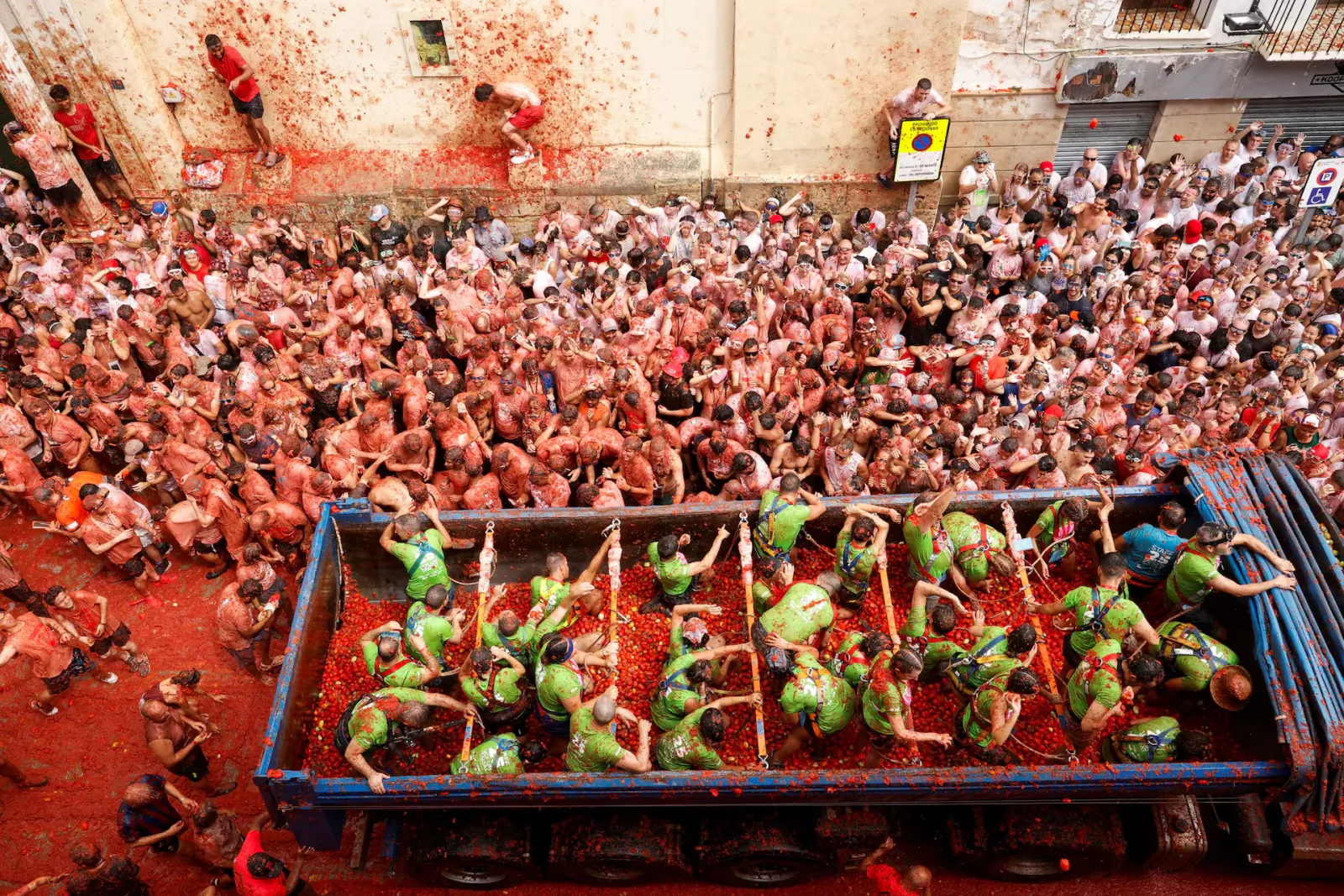 La Tomatina crowd