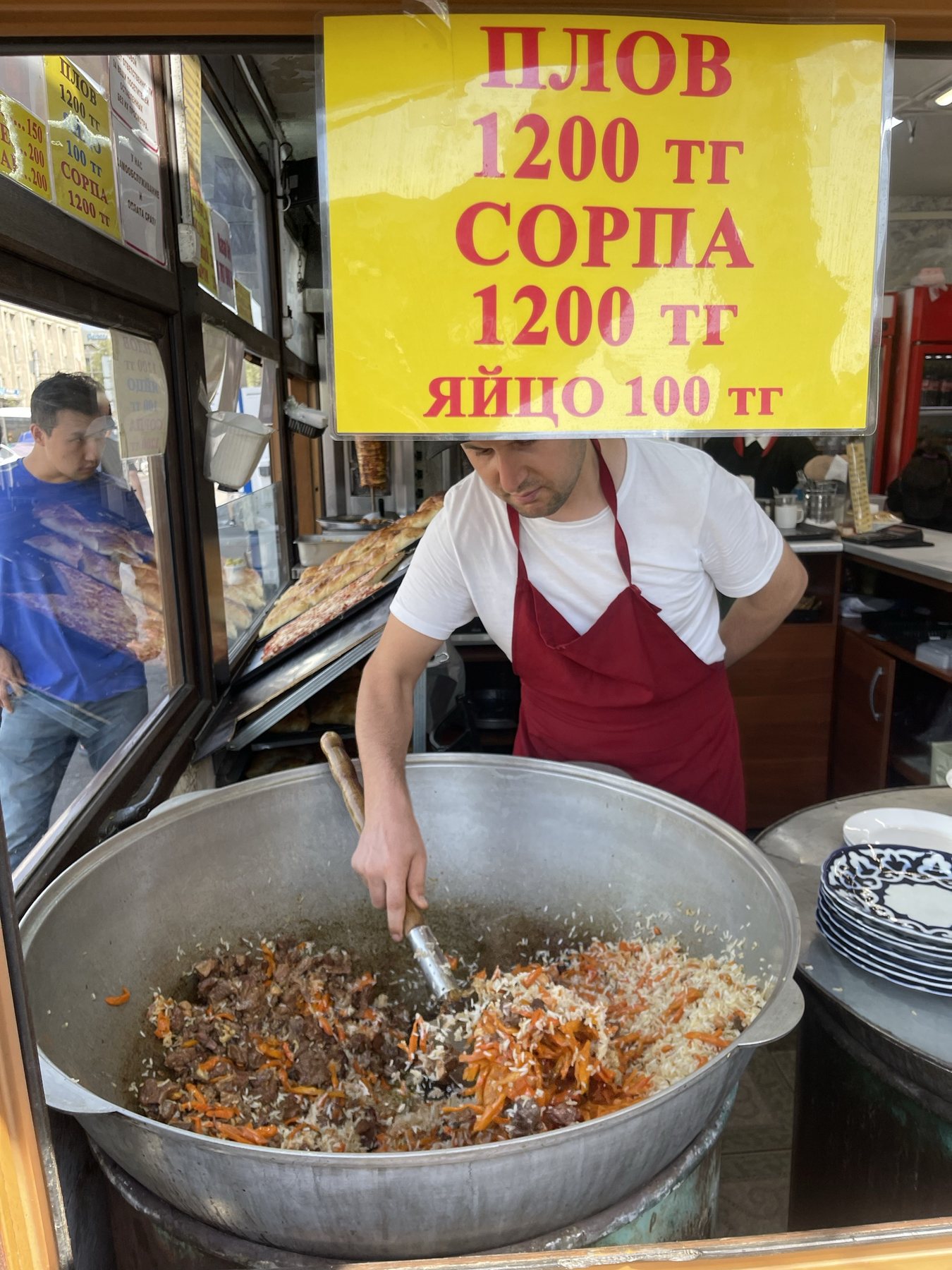 A kazan of plov at a market stall