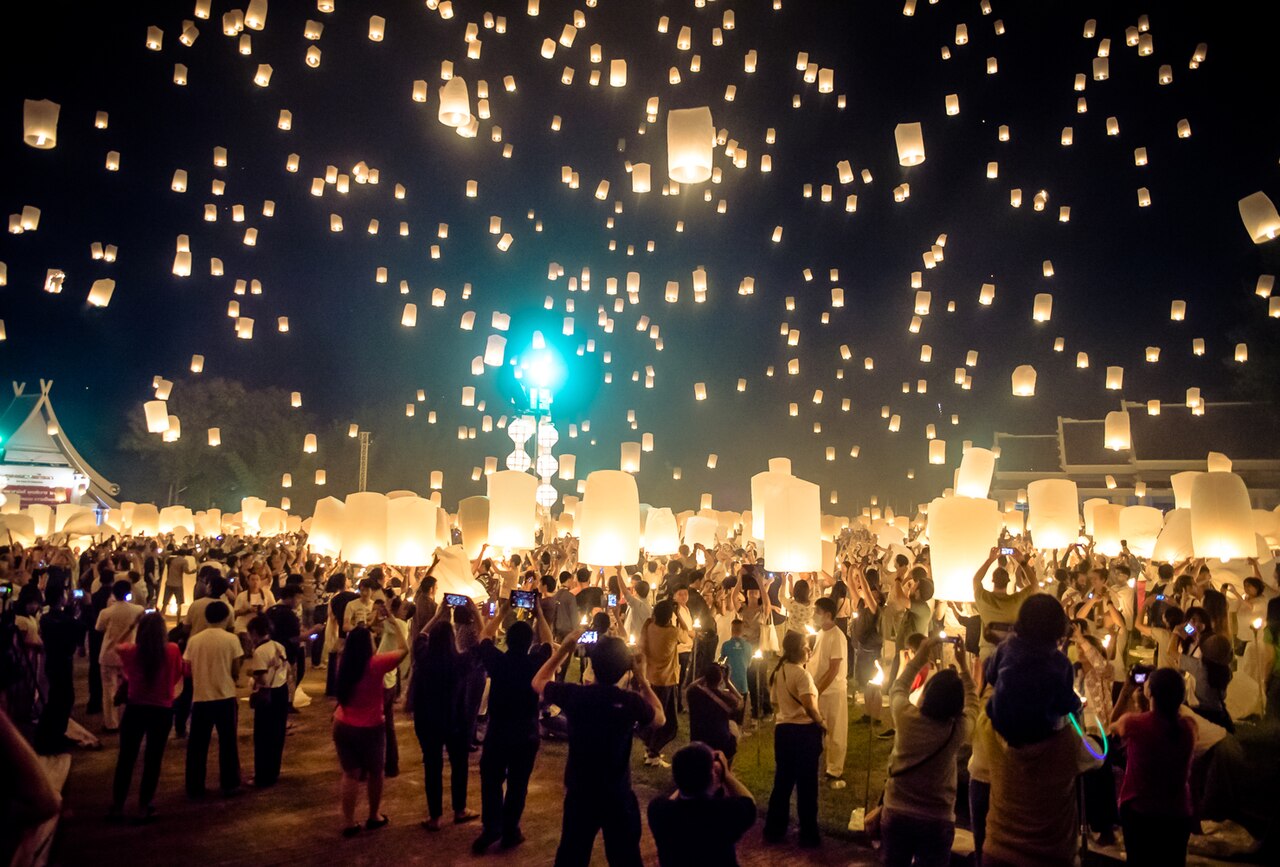 Loy Krathong travel scene