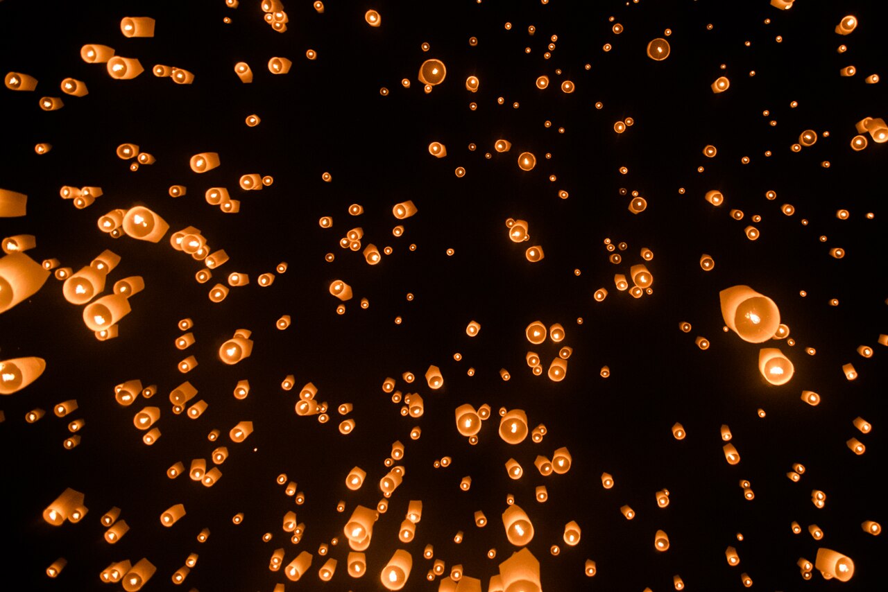 Loy Krathong travel scene