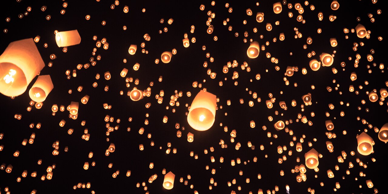 Loy Krathong travel scene