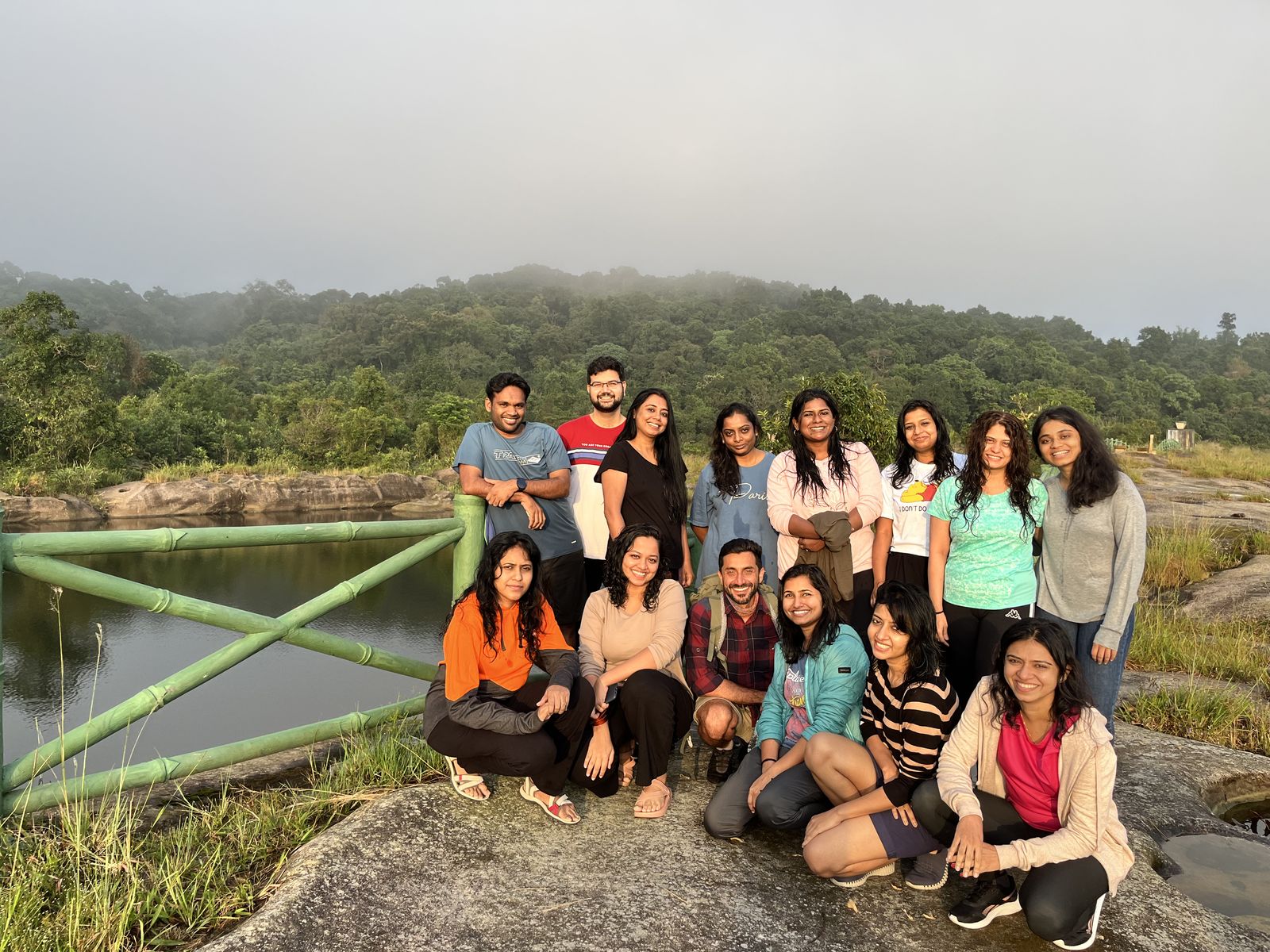 Meghalaya, Day 9, depart from Meghalaya: big group on a rocky ledge above a misty lake