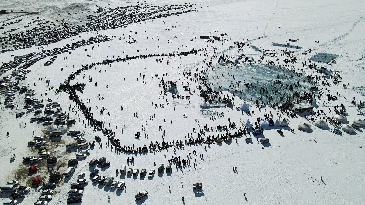 Crowd lined in an oval around the festival ice on Lake Khuvsgul