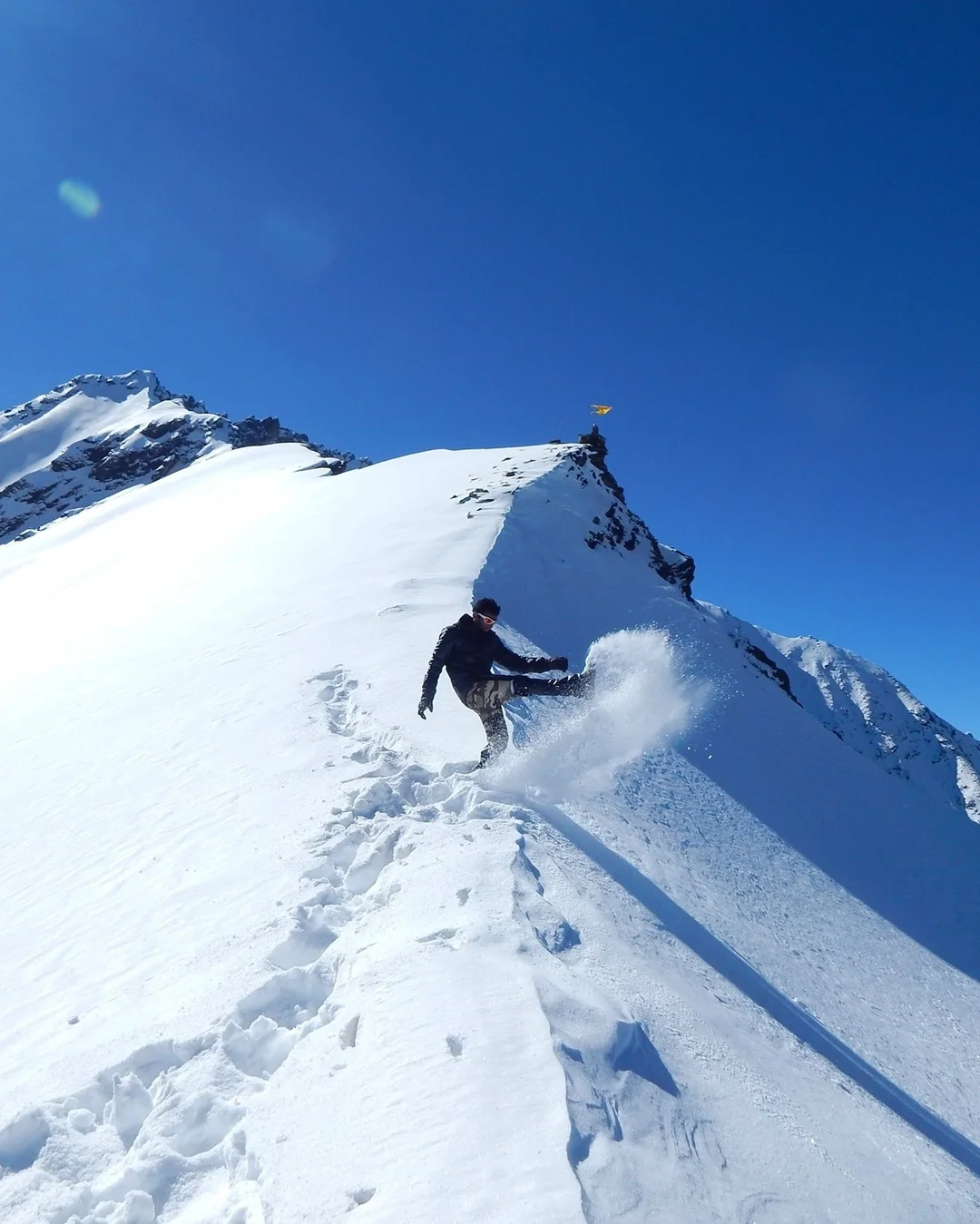 Trekker on the snow ridge to Junargali