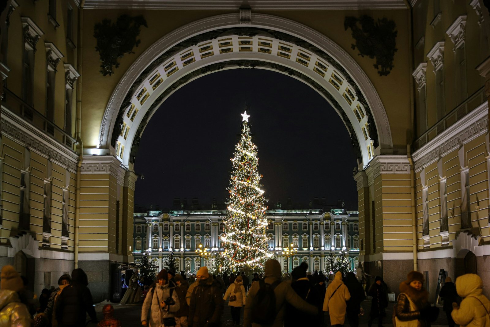 The Christmas tree through the General Staff arch