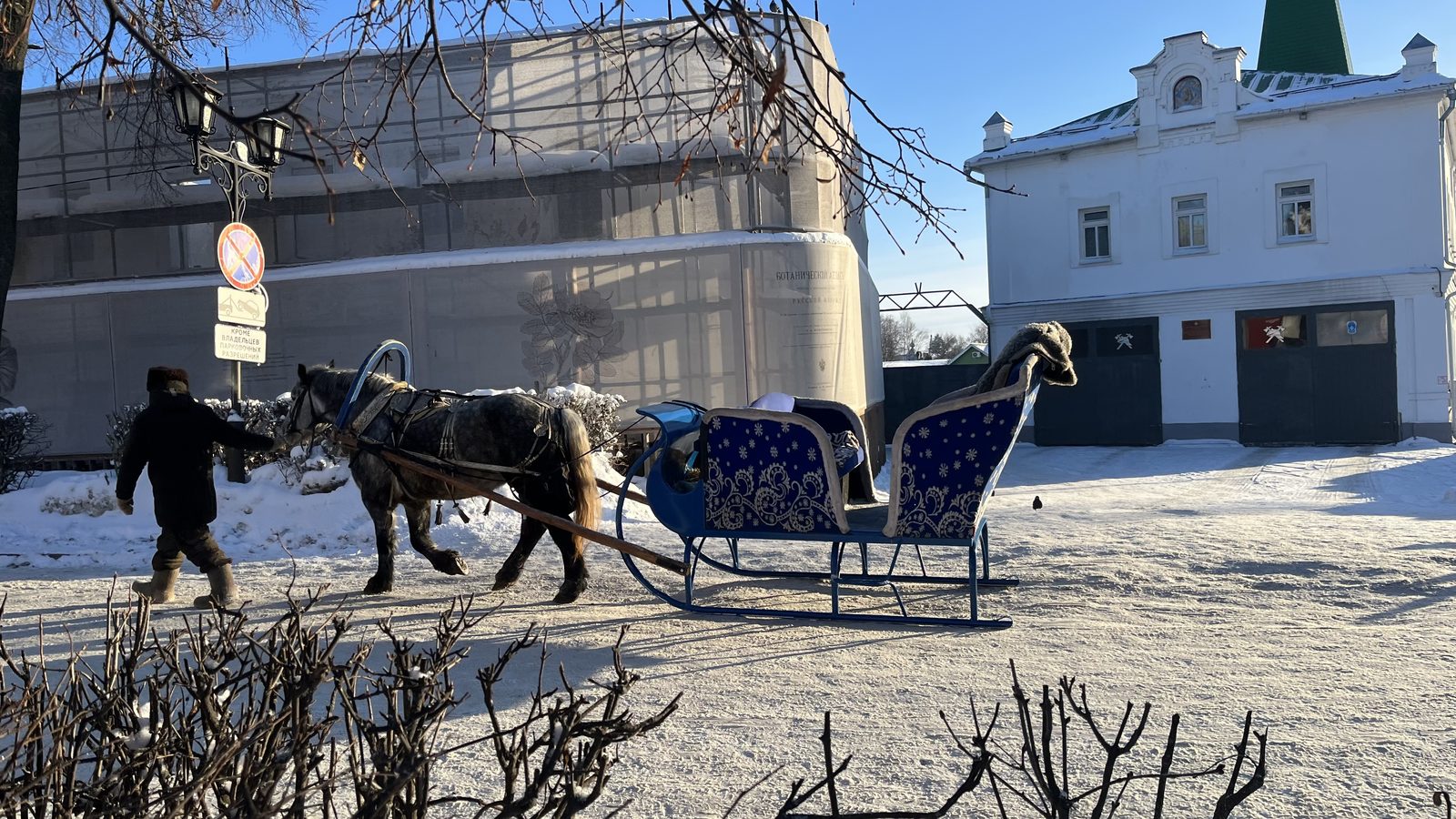 A horse sleigh in snowy Suzdal