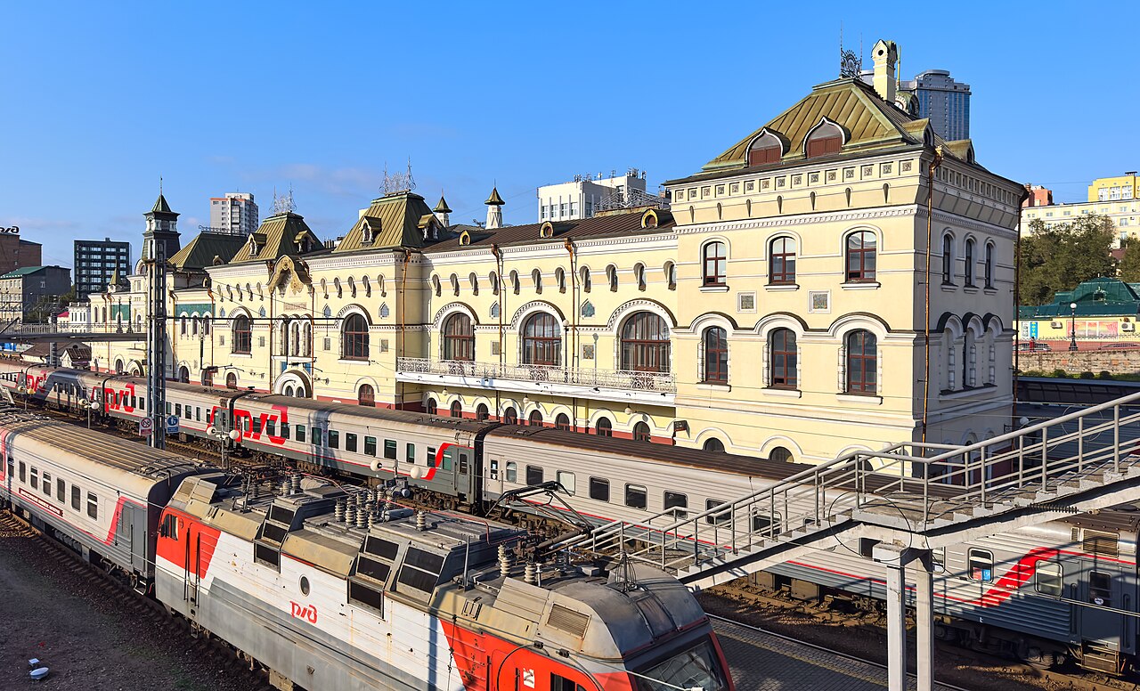 Vladivostok railway station , end of the Trans-Siberian Railway
