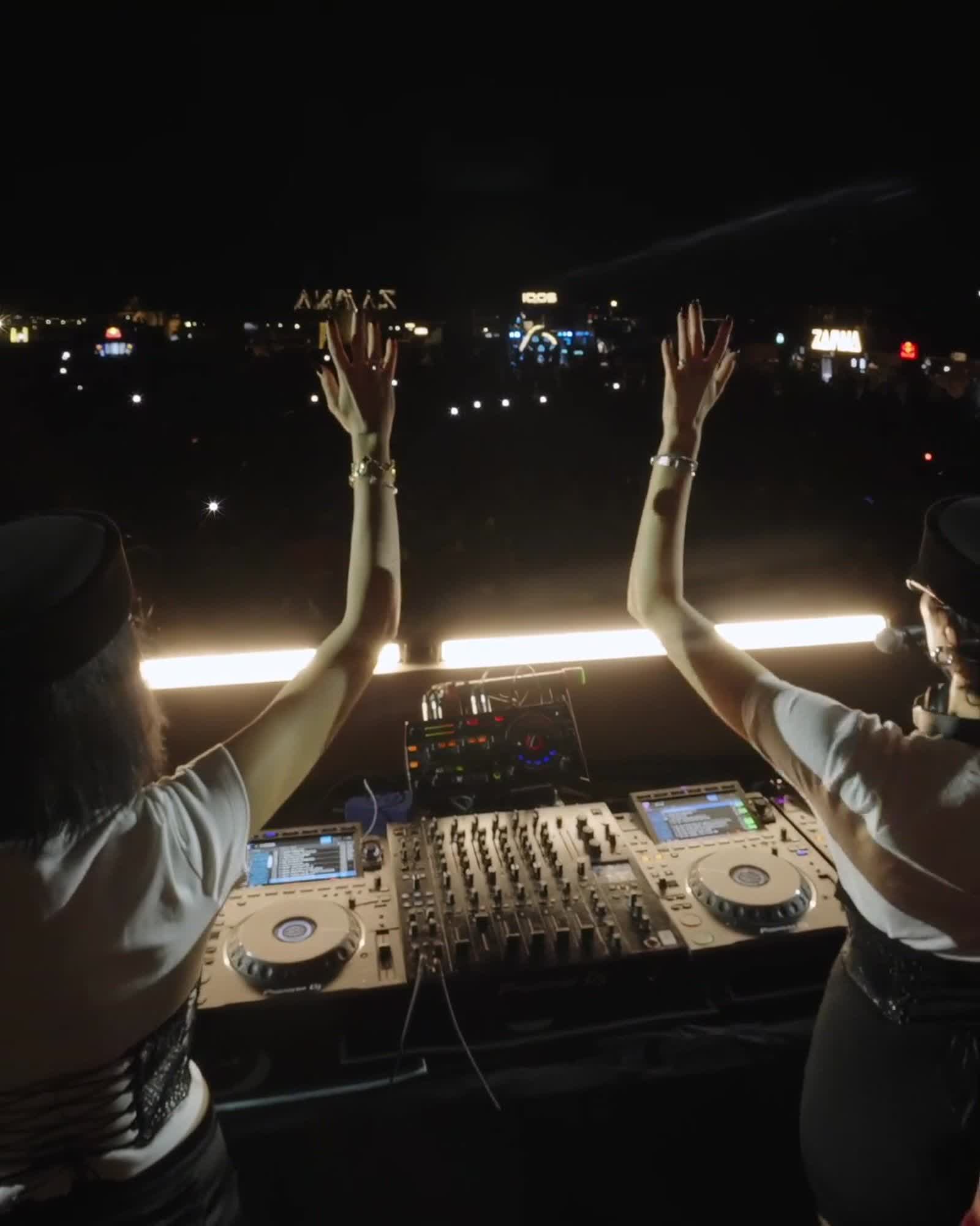 Closing night at Zamna, back to back at the decks