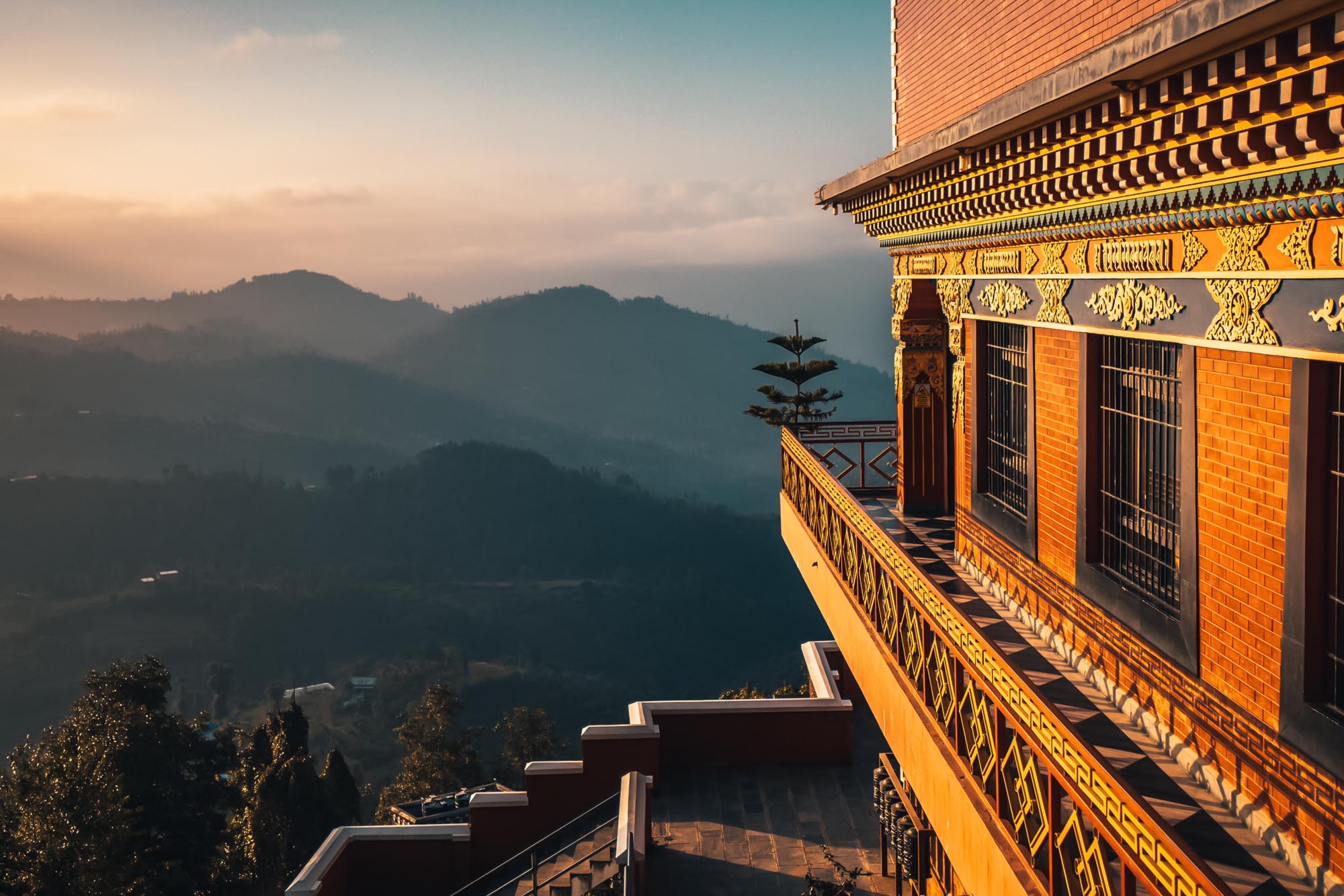 Bhutan Best Things to Do in Trongsa,Best Time to Visit Trongsa,Where to Stay in Trongsa,Where to Eat in Trongsa,things to do in Trongsa,Trongsa Dzong,Chendebji Chorten,Thruepang Palace,emji Village