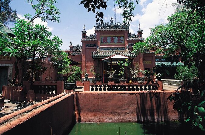Immerse In Tradition At The Jade Emperor Pagoda