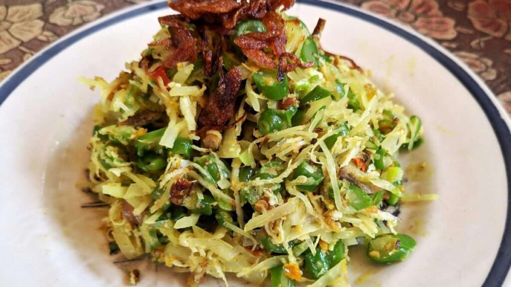 Lawar: A Balinese Salad with a Burst of Flavors