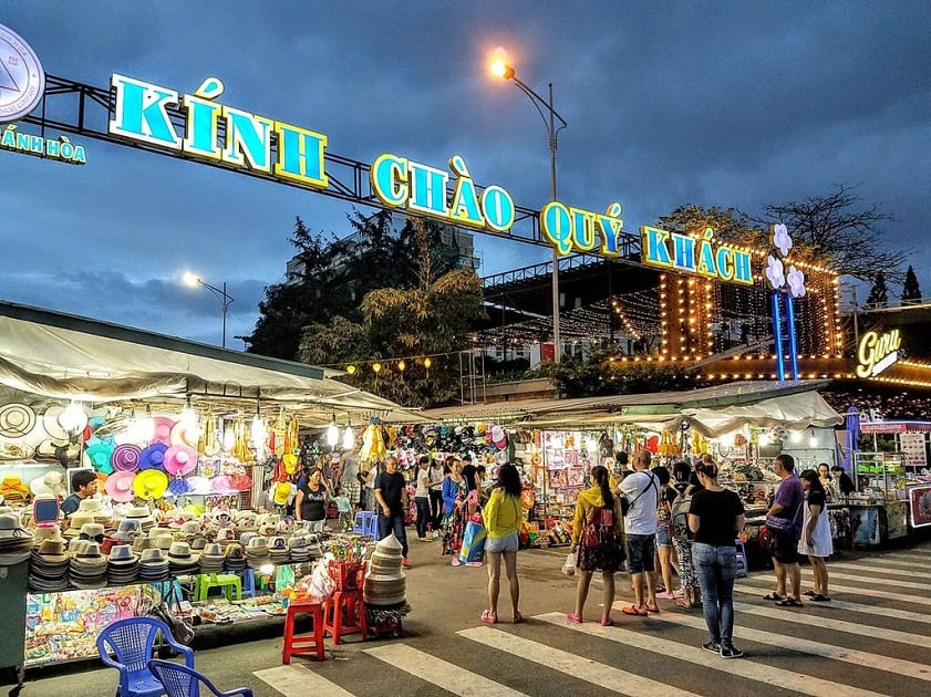 Stroll through the Tran Phu Night Market