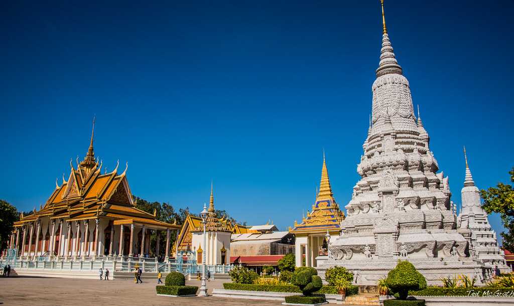 Visit the Royal Palace and Silver Pagoda