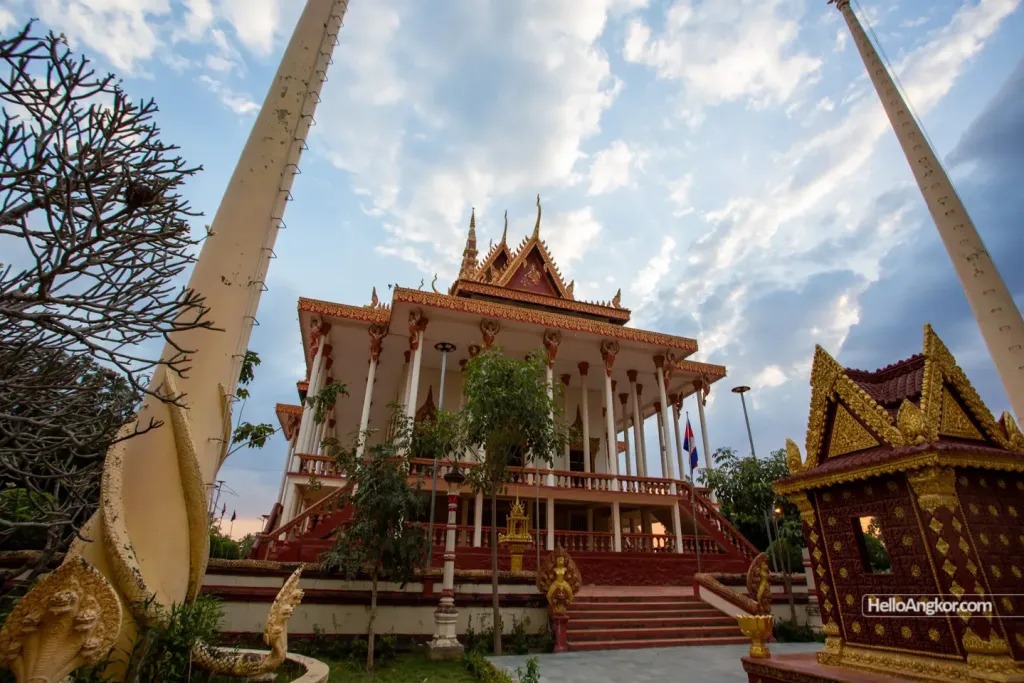 Visit the 100-Column Pagoda (Wat Sor Sor Mouy Roy)