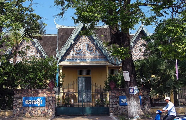 Explore the Dambang Kranhoung Museum