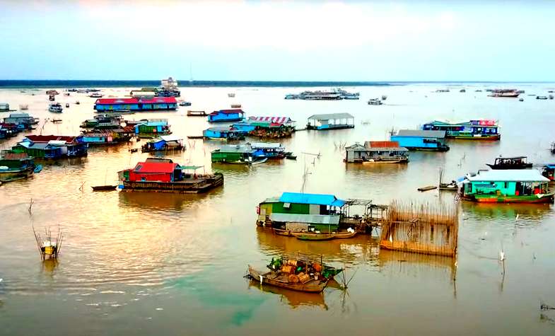  Experience the Floating Village of Chong Khneas