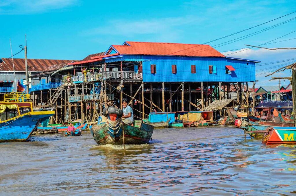 Visit the floating villages of Kampong Phluk or Chong Khneas