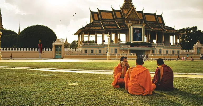 Disrespecting Buddhist Temples and Monks