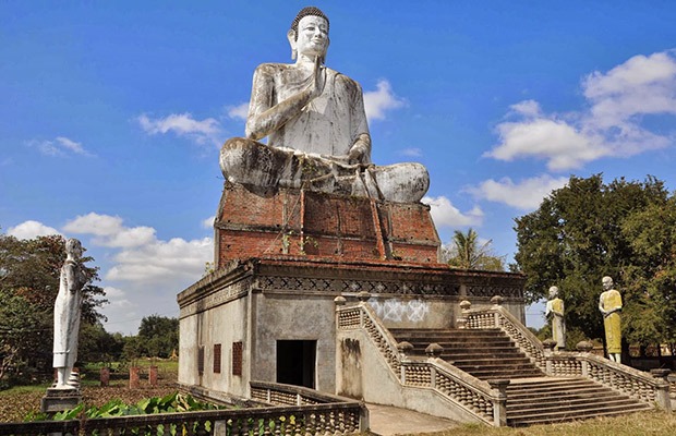 Discover the Wat Ek Phnom Temple